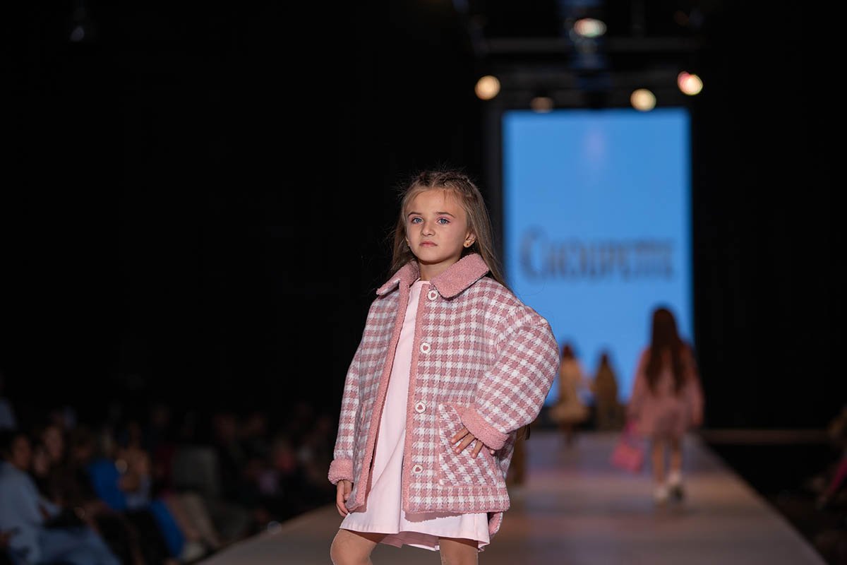 Փոքրիկ մոդել Աննա Աթոյանի ելույթը Kids Fashion Fest-ի շքեղ միջոցառմանը